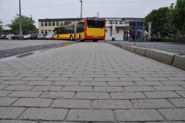 BusPhalt als Farbasphalt mit Asphaltprägetechnik